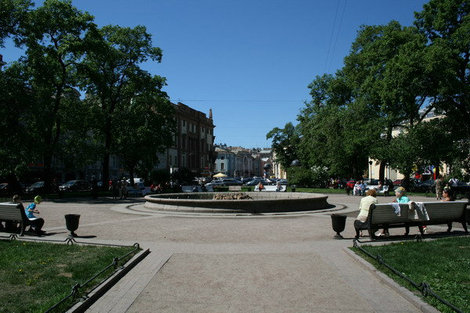 Итальянская улица пересекает Манежную площадь. Сквер на площади. Санкт-Петербург, Россия
