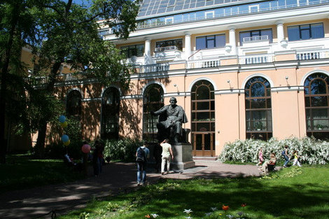 Во дворе дома 12 а памятник писателю Тургеневу. Санкт-Петербург, Россия
