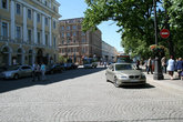Итальянская улица пересекает площадь Искусств.