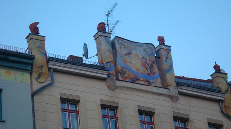 Чьи-то головы на здании Берлин, Германия