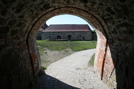 Вход в крепость отремонтировали современными кирпичами. Приозерск, Россия