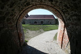 Вход в крепость отремонтировали современными кирпичами.