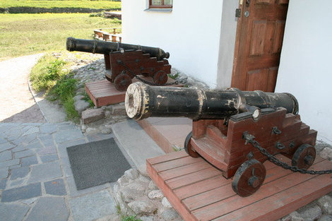Пушки у двери музея. Приозерск, Россия