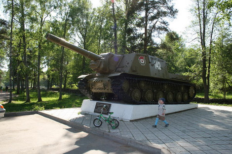 Советский танк у входа в крепость, как напоминание о ВОВ. Приозерск, Россия