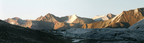 Северные отроги в ясную погоду Пик Ленина (7134м), Киргизия