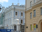 Дом-усадьба Рукавишникова — слева