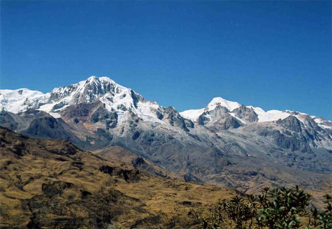 Панорама Невады Илльямпу (слева) Боливия