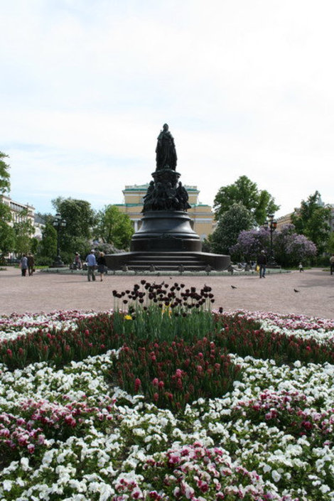 Памятник Екатерине 2 в Катином саду. Санкт-Петербург, Россия