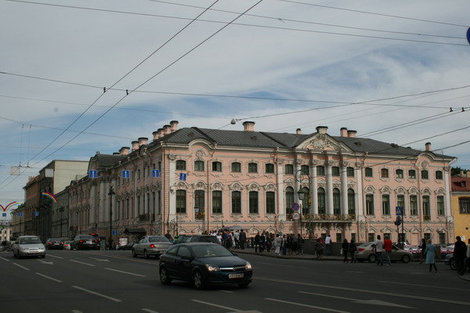 Дворец Строгановых. Дворец выделяется пышным декоративным оформлением. Строгановы владели дворцом до 1917 г.