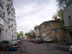 Третий Зачатьевский сегодня; справа тот же домик