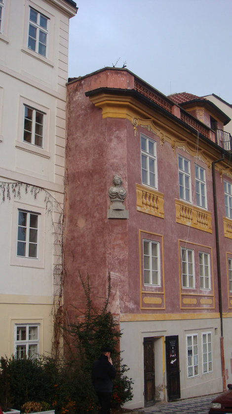 Украшения на доме использовались раньше вместо номера дома Прага, Чехия