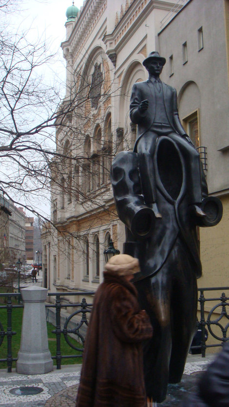 Памятник Францу Кафке у Испанской синагоги Прага, Чехия