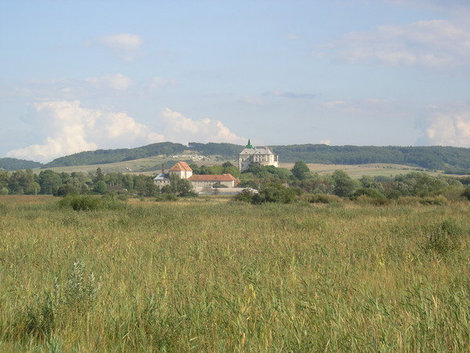 Вид на Олесский замок и монастырь Олесько, Украина