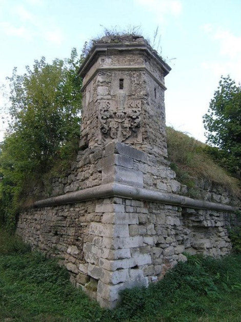 Угловая башня с гербом. Золочев Подгорцы (Бродовский район), Украина