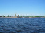 Вид с Дворцовой набережной на Петропавловскую крепость