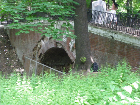 Кирпичный арочный мост