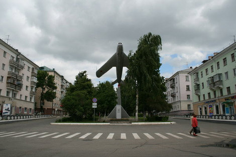 Памятник Самолет на бульваре улицы Пролетарской. Саранск, Россия
