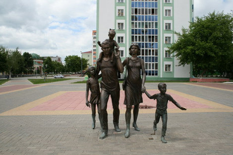 Современный памятник семье напротив собора Ушакова. Саранск, Россия