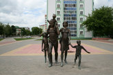 Современный памятник семье напротив собора Ушакова.