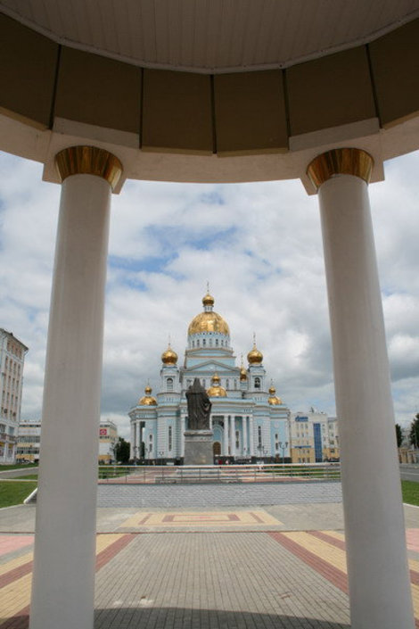 Вид из беседки на собор. Саранск, Россия