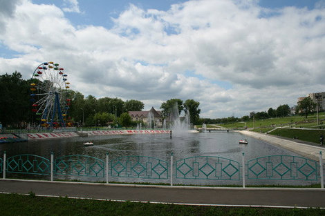Фонтан на реке Инсар возле парка. Саранск, Россия