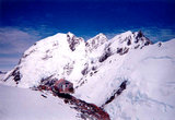 Хижина Импрес, расположена под западными склонами горы Кук. Напротив вершина Ла Перуз (3078) — на снимке