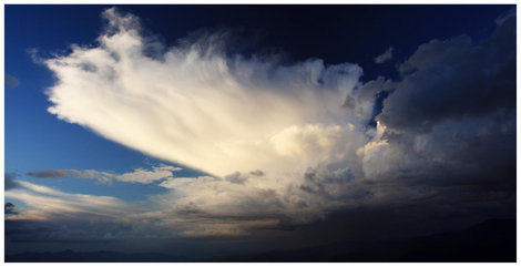 Большое грозовое облако над Кара-Тюреком Горно-Алтайск, Россия