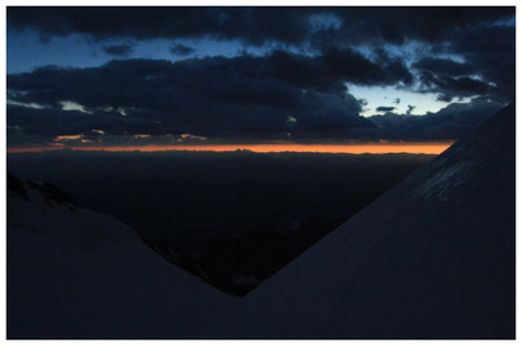 Затмение. Вид со склона Западной Белухи на юг. 17:53 Горно-Алтайск, Россия