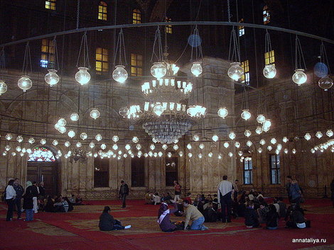 Мусульмане-египтяне в современной мечети Каира Египет