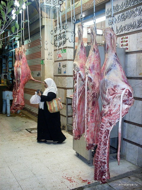 Женщина, выходящая из мясной лавки в Александрии Египет
