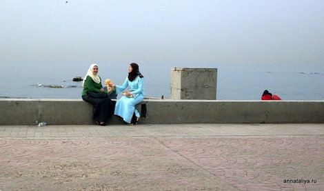 Мусульманские девушки на набережной в Александрии Египет