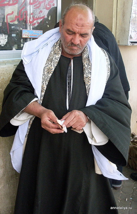 Мужчина в египетском национальном наряде Египет