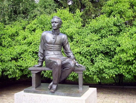 Памятник М.Ю.Лермонтову в Тарханах. Белинский, Россия