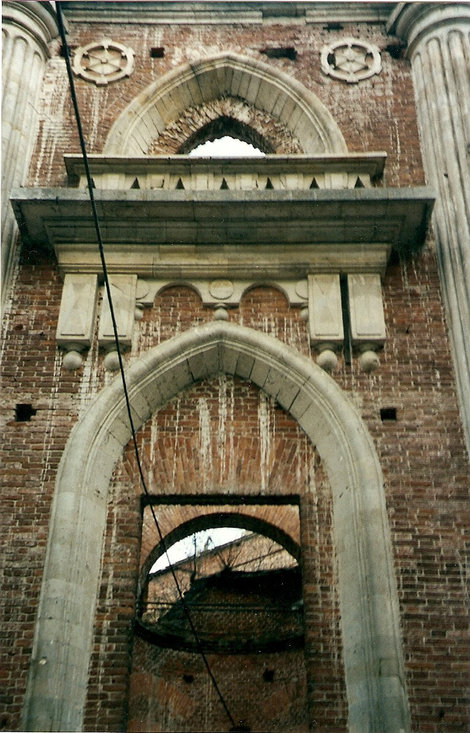 2002. В развалинах Большого дворца Москва, Россия