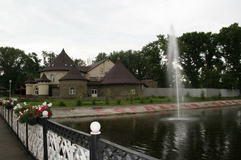 Ресторан Раки рядом с входом в парк. Саранск, Россия