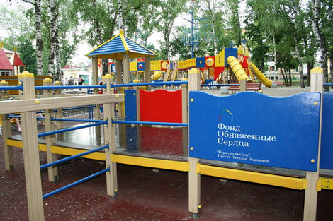 Детская площадка для самых маленьких, подаренная фондом Натальи Водяновой. Саранск, Россия