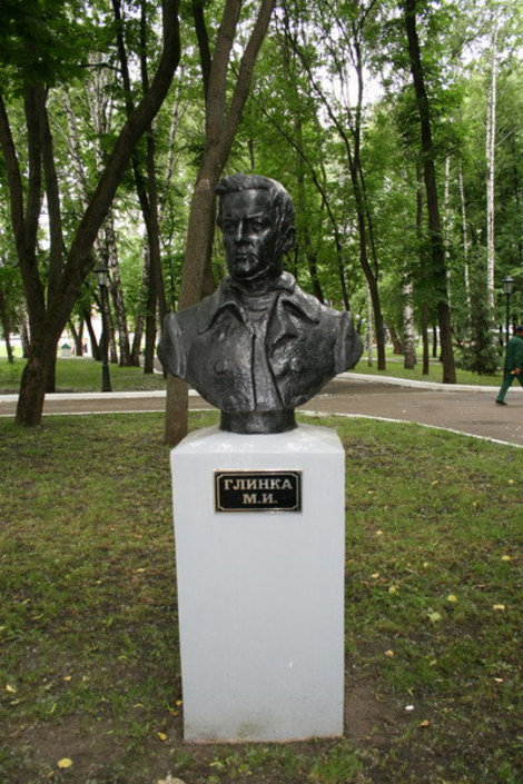Памятник М.И.Глинке на аллее парка.