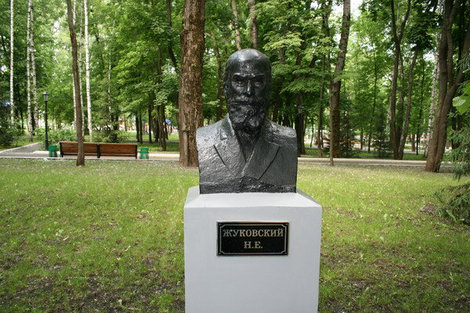Памятник Н.Е.Жуковскому. Саранск, Россия