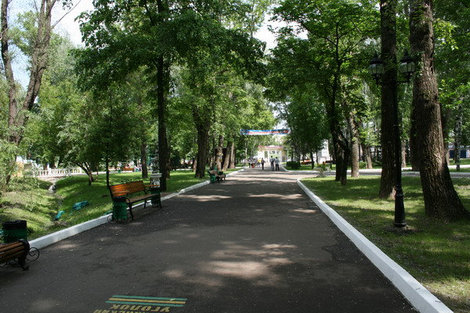Аллея парка. Саранск, Россия