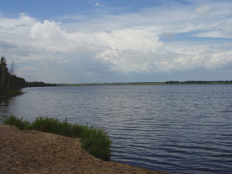 Солёное озеро, на противоположном берегу — кемпинг