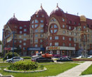Знаменитое здание на пр. Ленина, которое в народе прозвали три богатыря