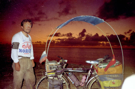 Я и мой велосипед. Эта конструкция из дуг и тента очень хорошо защищает от солнца Марокко