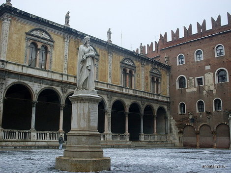 Прощадь Синьории и памятник Данте Алигьери Верона, Италия