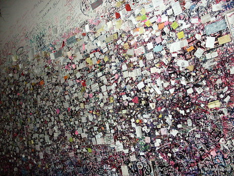 Верона. Стена арки с записками влюбленных у дома Джульетты Верона, Италия