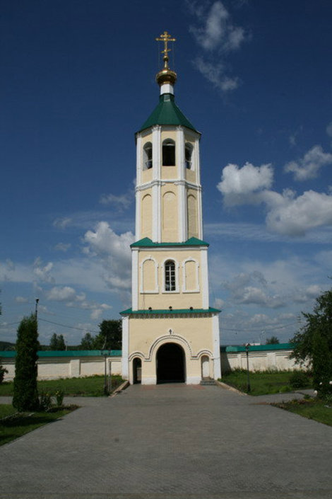 Надвратная колокольня, предположительно 1720 года постройки, главный вход в монастырь. Саранск, Россия