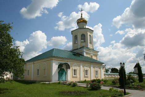 Церковь Михаила Архангела с трапезной и мужской богадельней была построена в конце 1690-х гг. и освящена в 1702 г. Саранск, Россия
