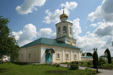 Церковь Михаила Архангела с трапезной и мужской богадельней была построена в конце 1690-х гг. и освящена в 1702 г.