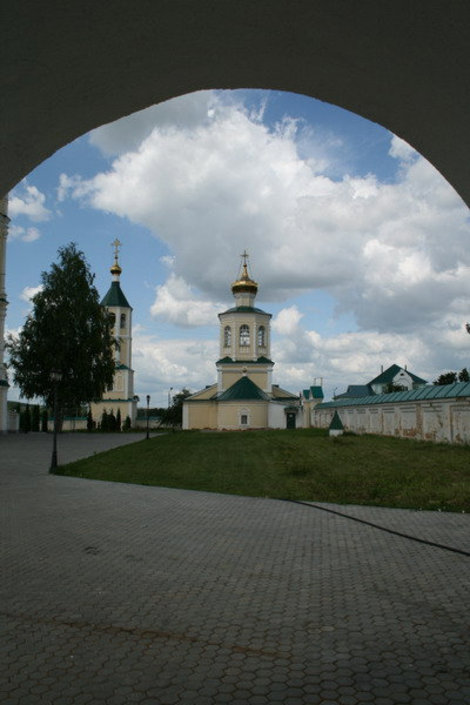 Вид на монастырь с северного входа рядом с монастырским кладбищем. Саранск, Россия