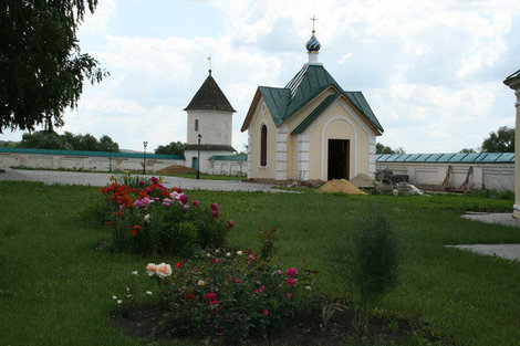На территории монастыря очень ухоженно, много цветов. Саранск, Россия