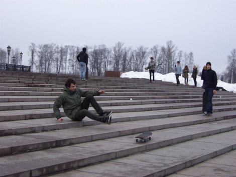 скейтеры на ступеньках комплекса Москва, Россия